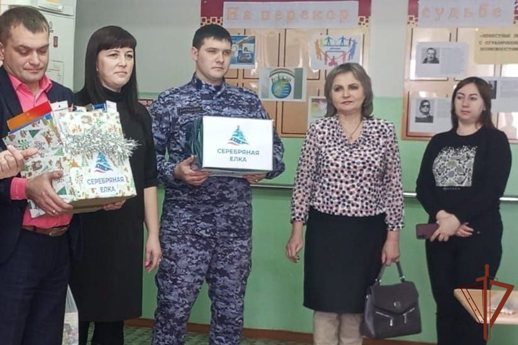 Сотрудники Росгвардии навестили жильцов отделения милосердия в Новосибирской области