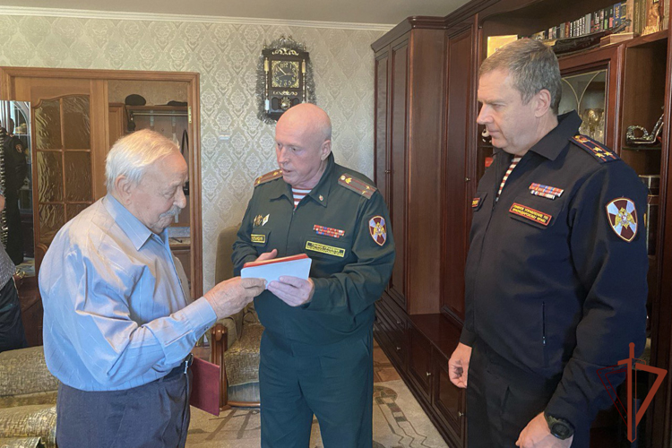 Росгвардейцы поздравили с 96-летием ветерана Великой Отечественной войны и войск правопорядка в Краснодаре