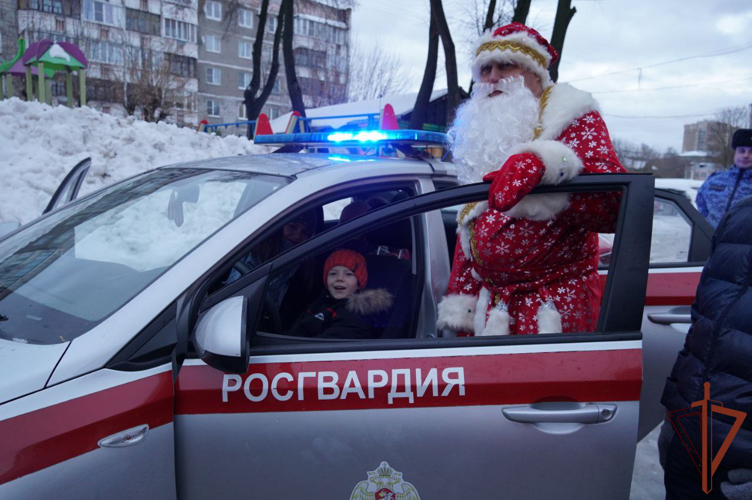 Акция Росгвардии «Дед Мороз специального назначения» шагает по городам Центральной России
