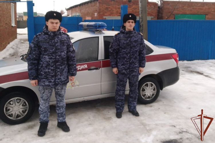 Росгвардейцы оказали доврачебную помощь получившему травму при падении на улице в Омской области пенсионеру