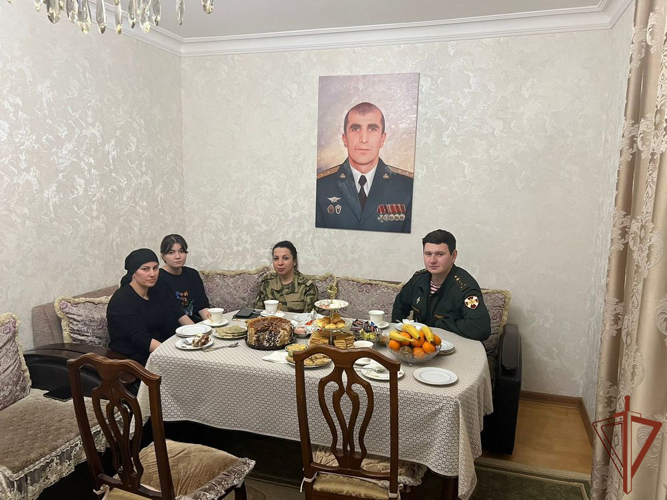 Детей погибших сослуживцев поздравили с Новым годом  росгвардейцы в Дагестане 