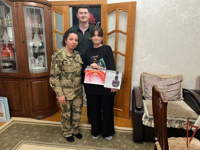 Детей погибших сослуживцев поздравили с Новым годом  росгвардейцы в Дагестане 
