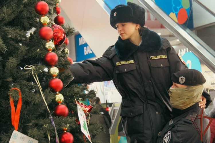 Росгвардейцы исполнили новогодние желания кузбасских детей