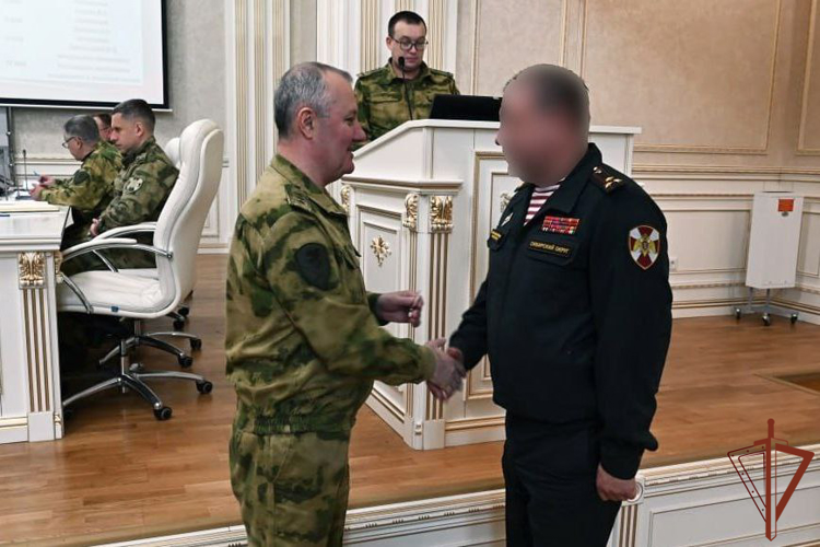 Командующий Сибирским округом Росгвардии вручил государственные награды военнослужащим