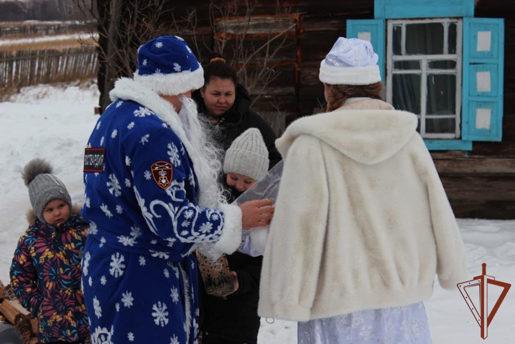 Новогодние желания юных сибиряков исполнил Дед Мороз специального назначения 