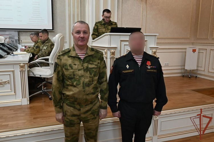 Командующий Сибирским округом Росгвардии вручил государственные награды военнослужащим