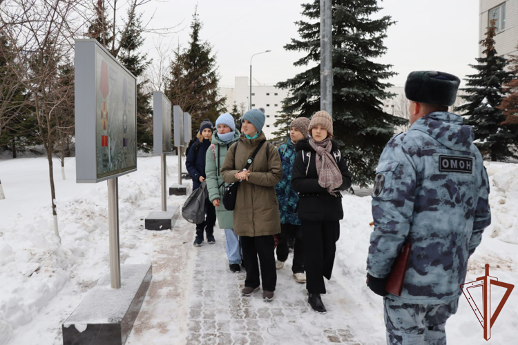 Урок мужества с московскими школьниками провел ОМОН Росгвардии в преддверии Дня неизвестного солдата