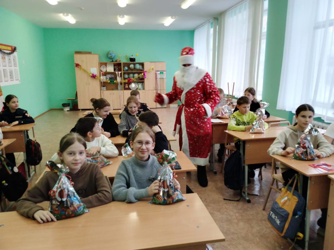 Росгвардейский Дед Мороз специального назначения поздравил детей в городах Приволжья