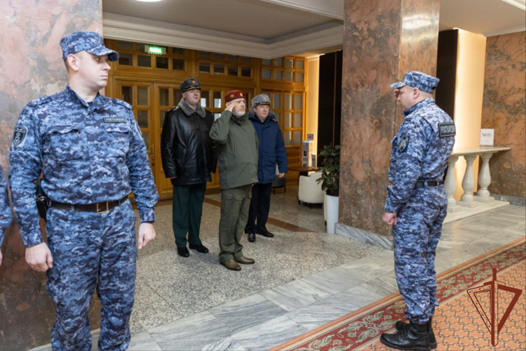 Генерал-лейтенант Алексей Воробьев по поручению директора Росгвардии поздравил заступающих на дежурство в новогоднюю ночь росгвардейцев