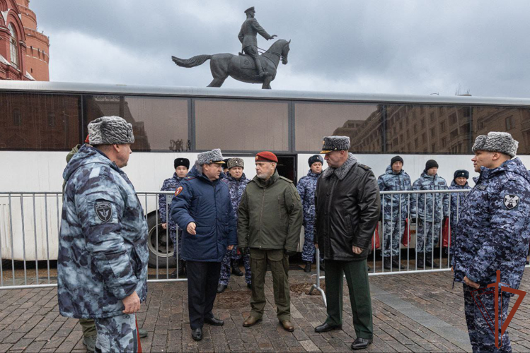 Генерал-лейтенант Алексей Воробьев по поручению директора Росгвардии поздравил заступающих на дежурство в новогоднюю ночь росгвардейцев