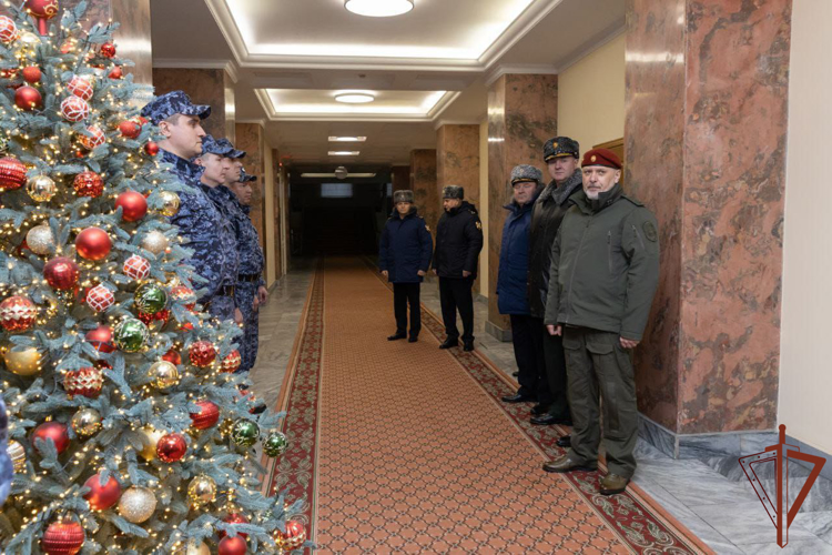 Генерал-лейтенант Алексей Воробьев по поручению директора Росгвардии поздравил заступающих на дежурство в новогоднюю ночь росгвардейцев