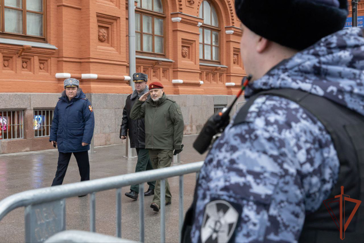 Генерал-лейтенант Алексей Воробьев по поручению директора Росгвардии поздравил заступающих на дежурство в новогоднюю ночь росгвардейцев