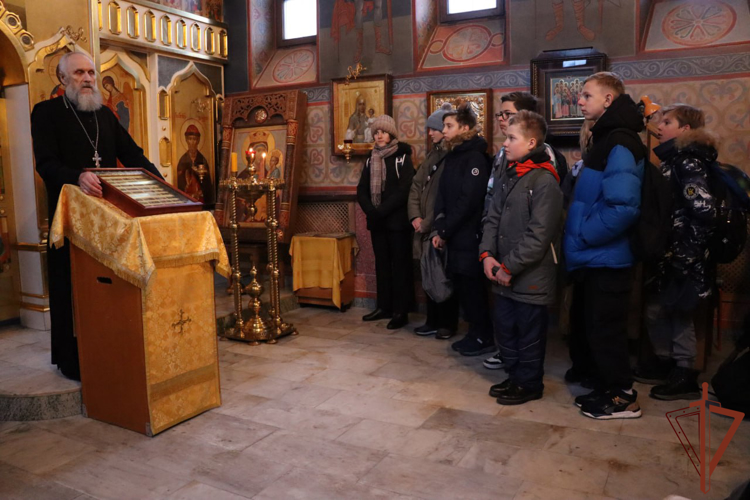 Урок мужества с московскими школьниками провел ОМОН Росгвардии в преддверии Дня неизвестного солдата