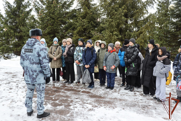 Урок мужества с московскими школьниками провел ОМОН Росгвардии в преддверии Дня неизвестного солдата