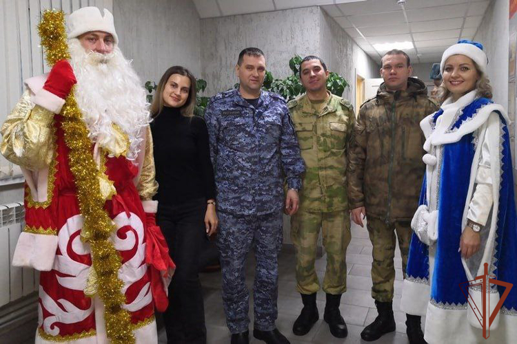 Новогодние желания юных сибиряков исполнил Дед Мороз специального назначения 