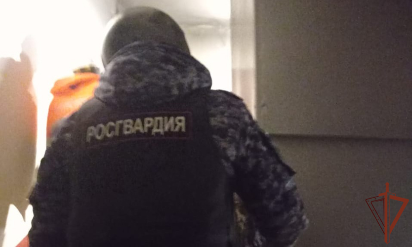 В Петербурге росгвардейцы обнаружили возгорание в квартире дома и вызвали на место пожарных