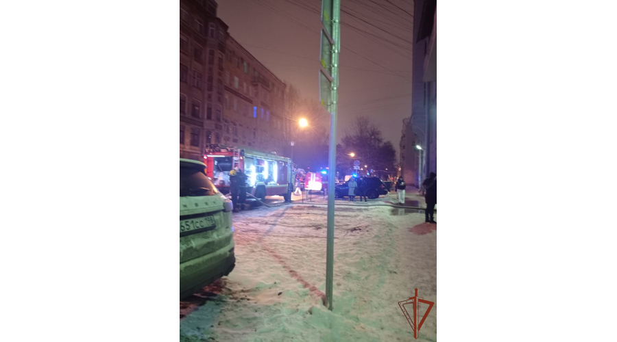 В Петербурге росгвардейцы обнаружили возгорание в квартире дома и вызвали на место пожарных