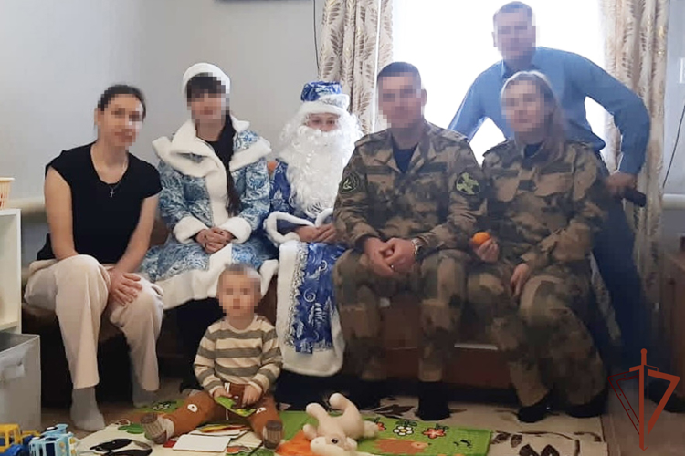 Дед Мороз специального назначения навестил сына погибшего росгвардейца в Волгоградской области