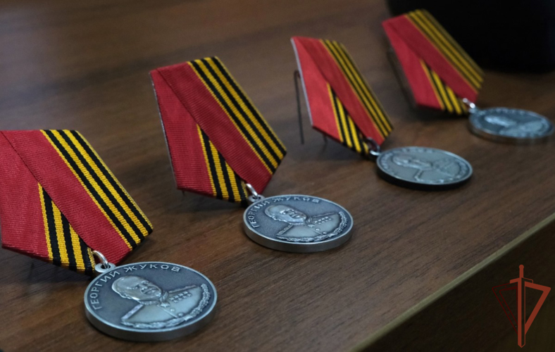 Военнослужащие Уральского округа Росгвардии удостоены государственных наград