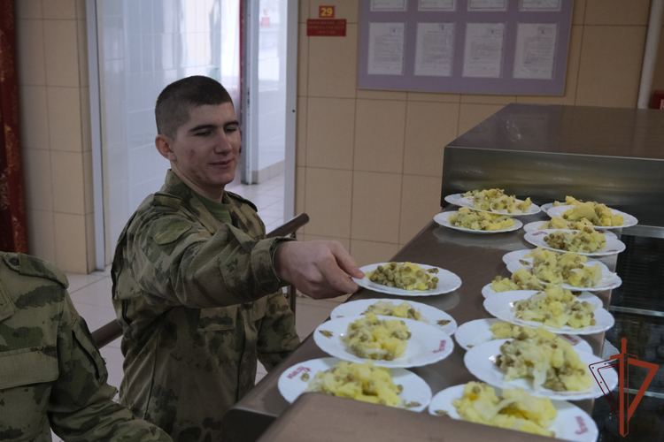 В Уральском округе Росгвардии для бойцов приготовили новогоднее меню