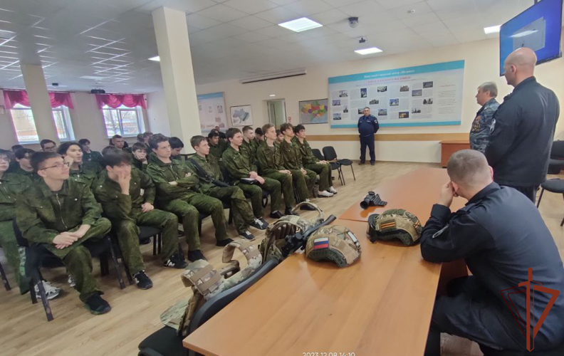  В Сибири росгвардейцы провели посвященные Дню Конституции Российской Федерации тематические мероприятия 