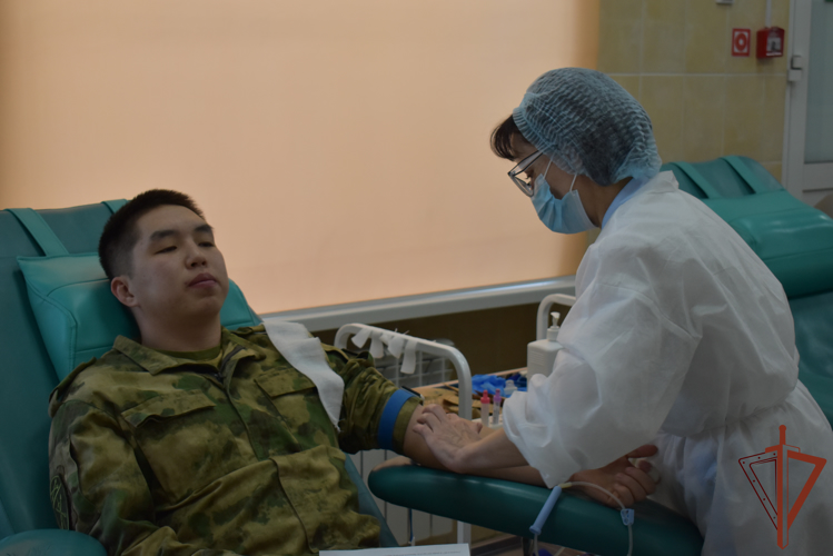 Военнослужащие Росгвардии сдали кровь для онкобольных детей в Иркутской области