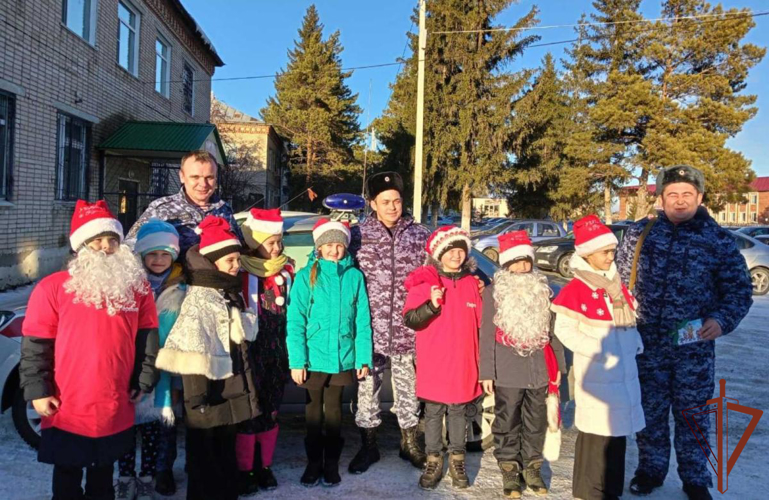Дед Мороз специального назначения продолжает поздравлять детей по всему Уралу