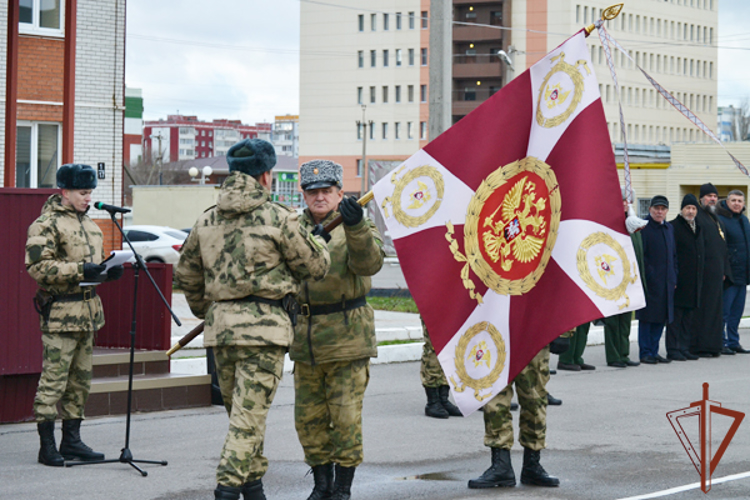 Боевые знамена нового образца вручены трем воинским частям Росгвардии на юге России