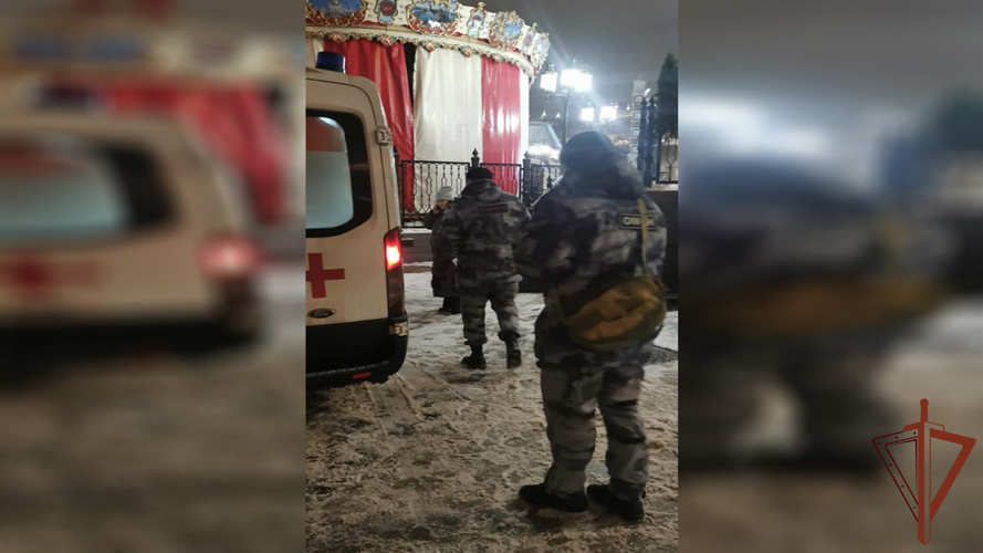 Росгвардейцы оказали помощь девушке с переломом ноги в Москве