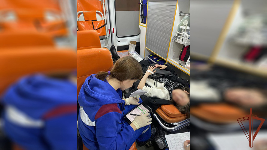 Росгвардейцы оказали помощь девушке с переломом ноги в Москве