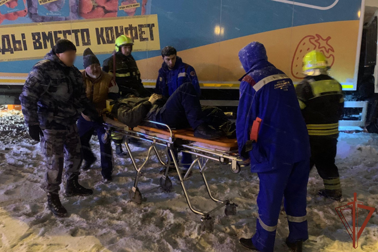 Спецназ Росгвардии спас попавшего в ДТП водителя в Москве (видео)
