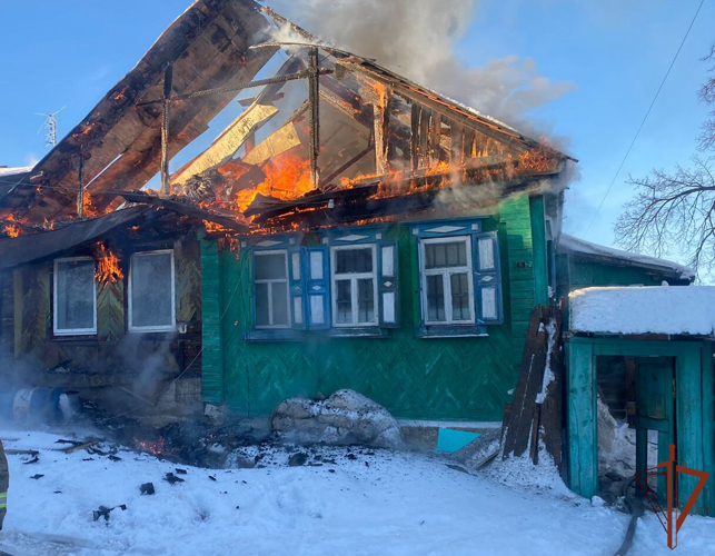 Росгвардейцы вывели из горящего дома двух пожилых граждан на Среднем Урале