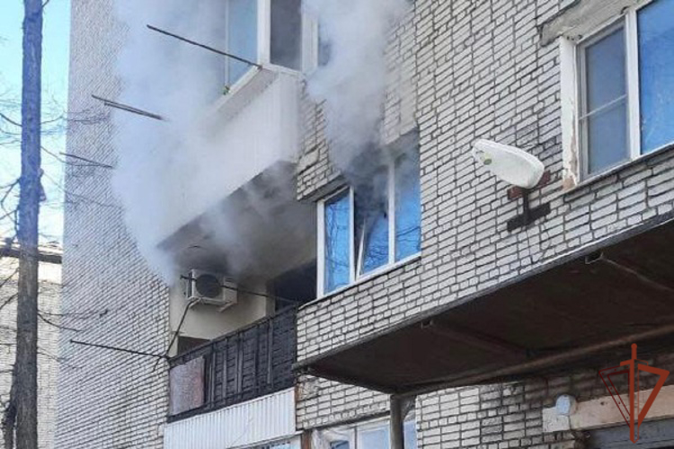 Росгвардейцы эвакуировали 8 человек из горящего дома в Биробиджане