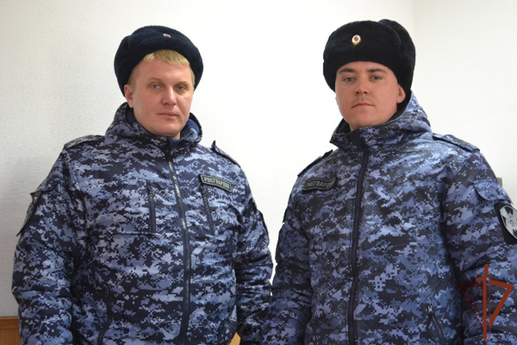Росгвардейцы эвакуировали 8 человек из горящего дома в Биробиджане 