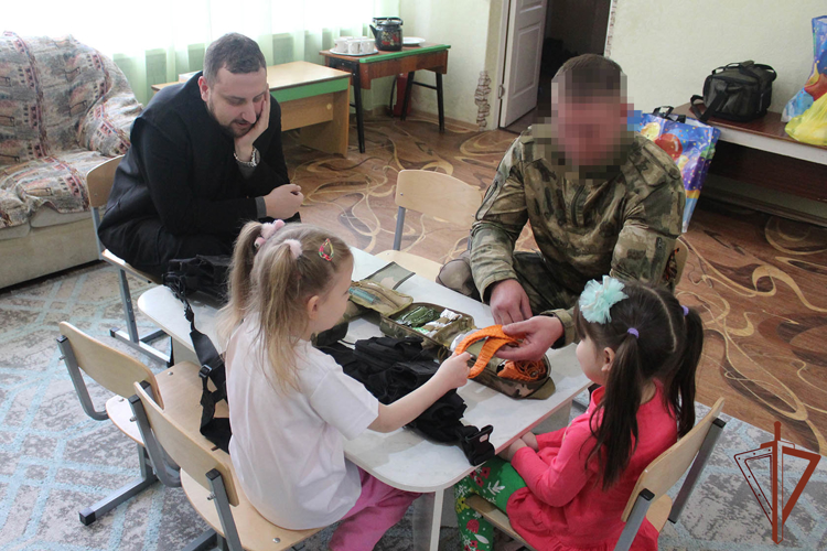 Росгвардейцы навестили воспитанников детского дома в ДНР