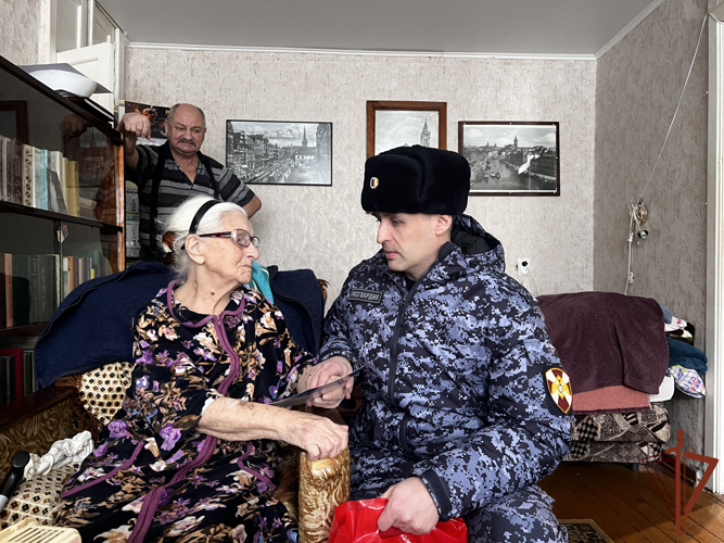 В Калининграде военнослужащие Росгвардии поздравили с Новым годом и Рождеством ветеранов 