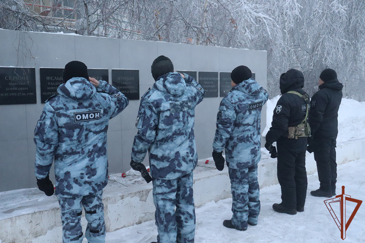 Росгвардейцы Якутии почтили память погибших сотрудников ОМОН Александра Рыжикова и Станислава Голомарева