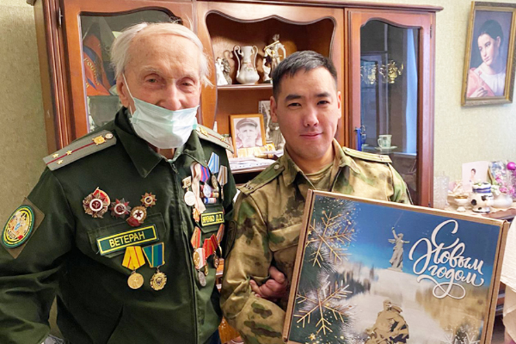 В Астрахани росгвардейцы поздравили ветерана Великой Отечественной войны с Новым годом
