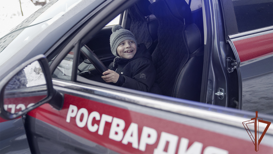 Росгвардейцы исполнили новогоднюю мечту восьмилетнего мальчика