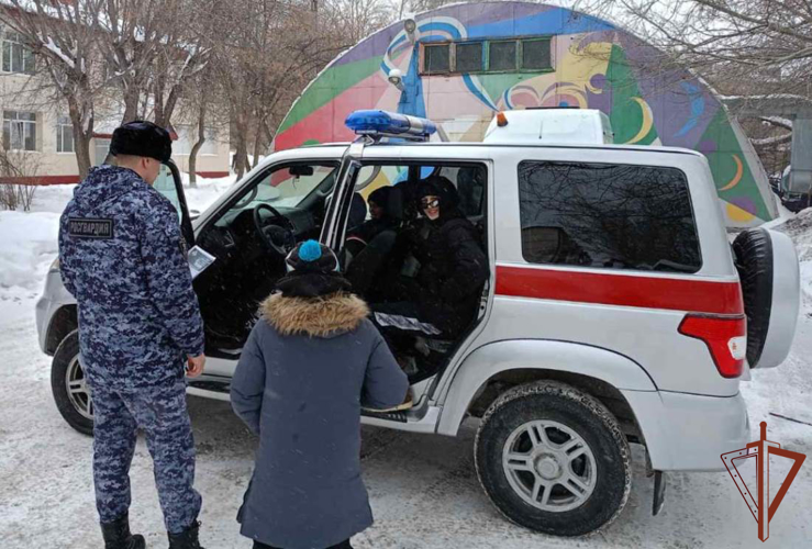 Сотрудники Росгвардии познакомили воспитанников социального центра со своей службой