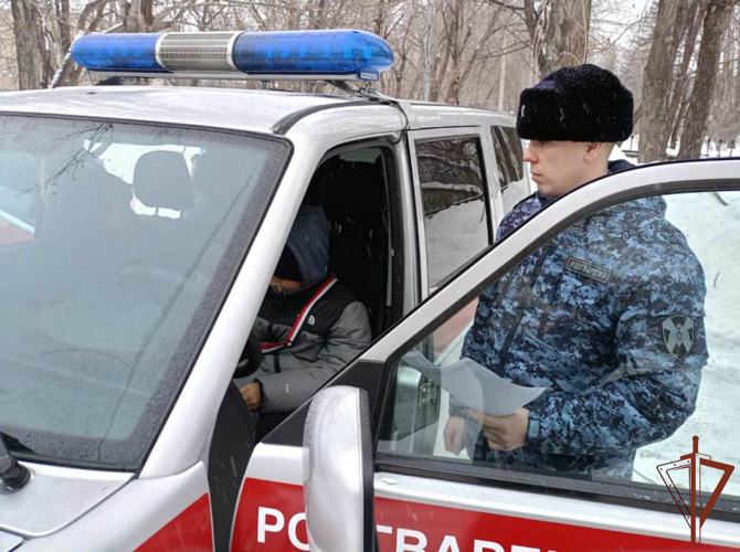 Сотрудники Росгвардии познакомили воспитанников социального центра со своей службой