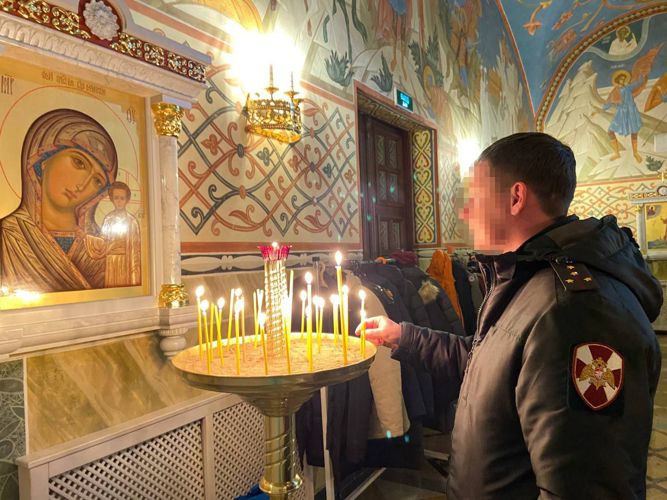 Росгвардейцы встретили рождественскую ночь в главном храме ведомства