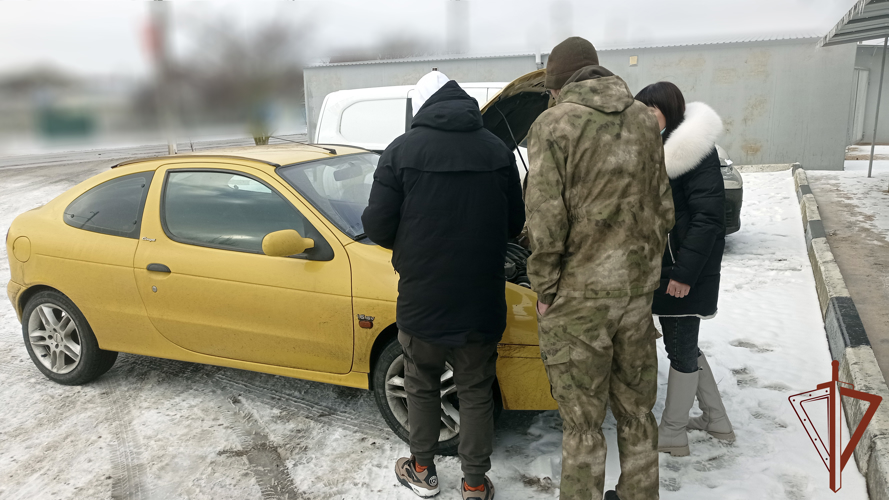 Росгвардейцы пришли на помощь водителю автомобиля в Херсонской области