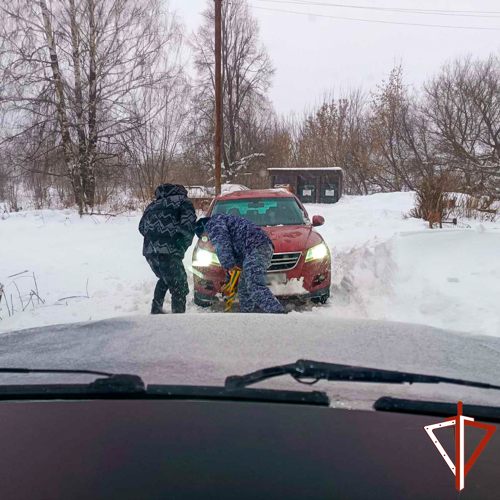 Сотрудники Росгвардии в Йошкар-Оле помогли попавшим в сложную дорожную ситуацию автомобилистам