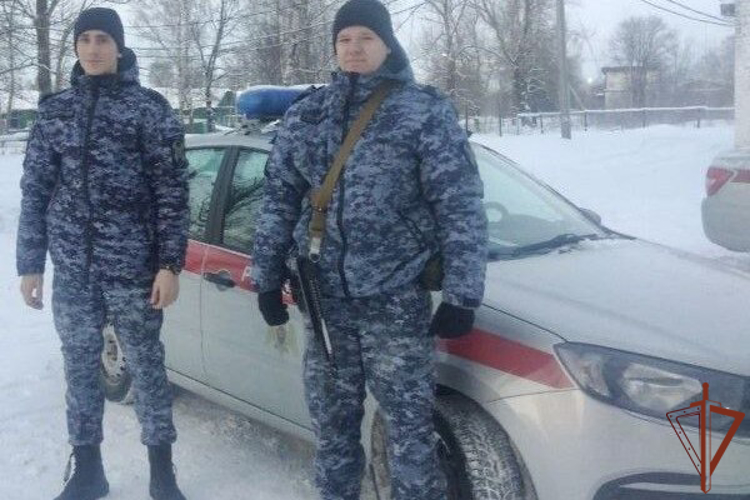 Росгвардейцы оказали помощь женщине с переломом ноги в Ярославле