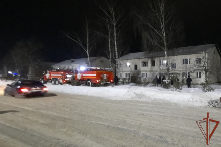 Росгвардейцы оказали помощь при эвакуации жильцов горящего дома в Мордовии