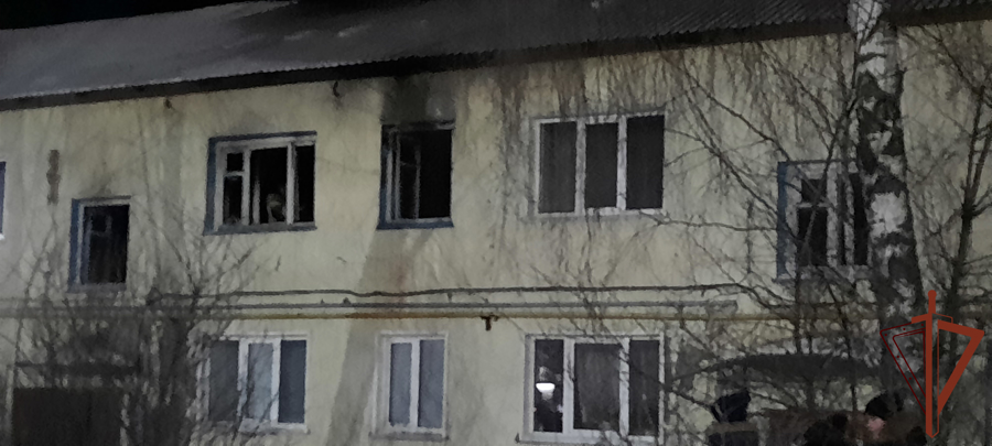 Росгвардейцы оказали помощь при эвакуации жильцов горящего дома в Мордовии