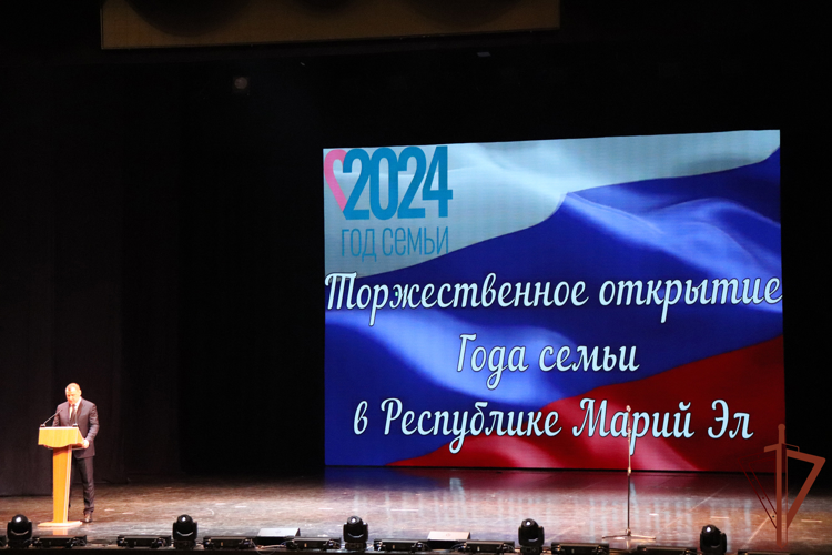 Глава Республики Марий Эл вручил награду многодетной семье сотрудника Росгвардии 