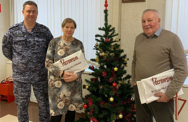Росгвардейцы Северо-Западного округа поздравляют ветеранов с Новым годом