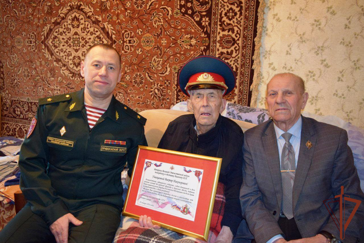 Командир саровской дивизии посетил ветерана Великой Отечественной войны в его день рождения